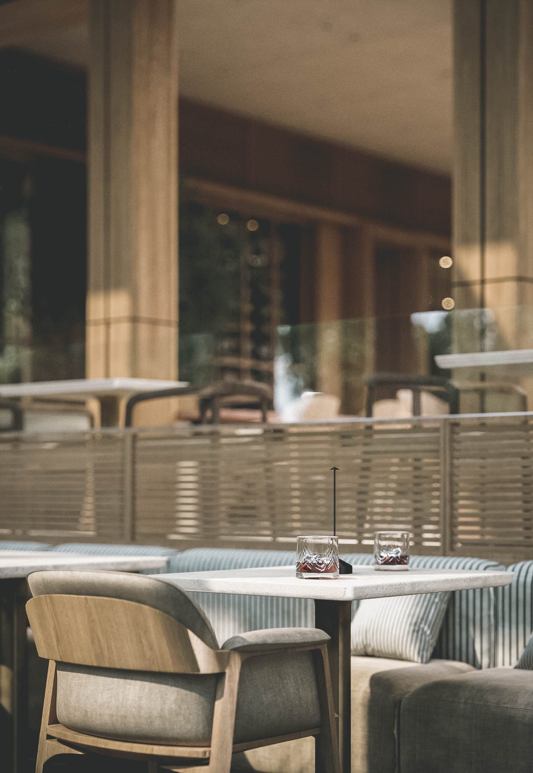 Bosco: table by a glazed balustrade